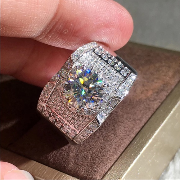 Icy bling rock engagement shiny ring - Picture 3 of 4